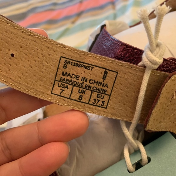 ⭐️ Revitalign women’s 7 purple Excursion sandals NWT - Picture 3 of 9